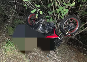 La motocicleta marca Vento en la que viajaba el ahora occiso quedó bajo resguardo de las autoridades tras salir proyectada al barranco en San Pedro Totolápam.