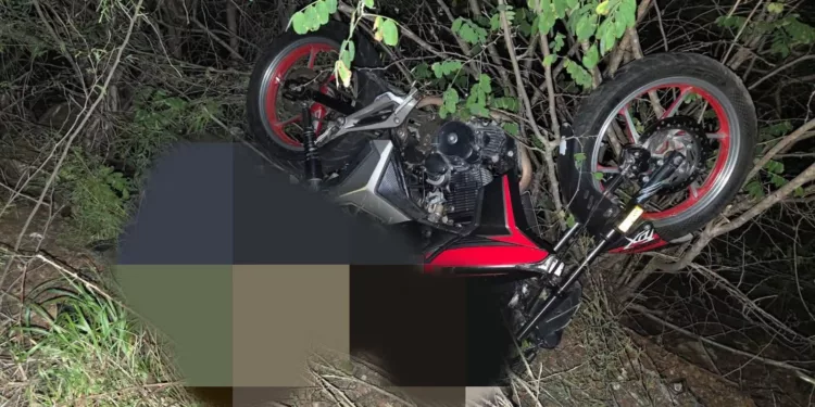 La motocicleta marca Vento en la que viajaba el ahora occiso quedó bajo resguardo de las autoridades tras salir proyectada al barranco en San Pedro Totolápam.