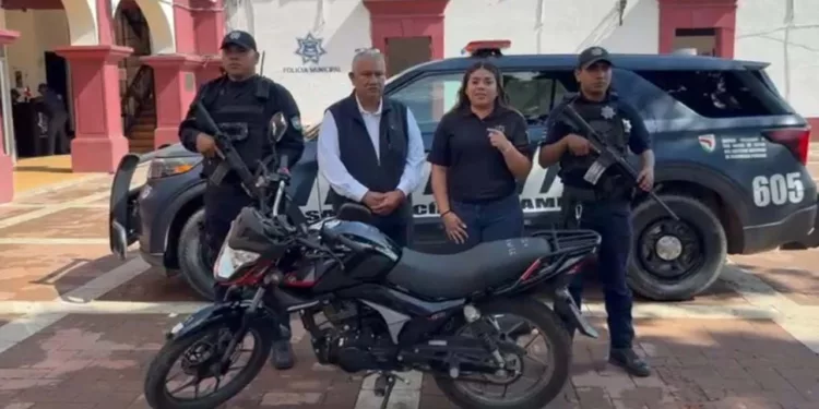 La motocicleta con reporte de robo vigente fue asegurada y entregada a su propietario.