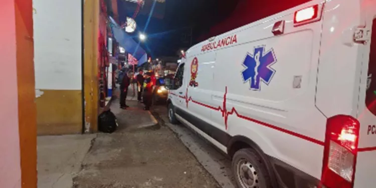La mujer de 50 años presentó dolores en extremidades y hombros tras el impacto.