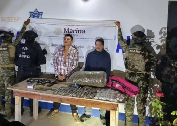 Las dos pistolas, los cartuchos, la marihuana y los dos sujetos quedaron bajo el resguardo de la FGR.