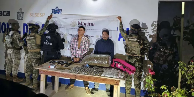 Las dos pistolas, los cartuchos, la marihuana y los dos sujetos quedaron bajo el resguardo de la FGR.