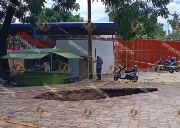 VIDEO | ¡Se vuelve a hundir el Parque del Amor! Socavón amenaza a estudiantes y deja al descubierto riesgos en el drenaje