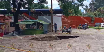 VIDEO | ¡Se vuelve a hundir el Parque del Amor! Socavón amenaza a estudiantes y deja al descubierto riesgos en el drenaje