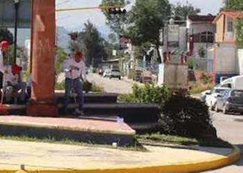 Los dos jóvenes viajaban en una motocicleta Pulsar RS 200 sin placas de circulación.