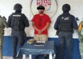 Luis Rey F. A. fue arrestado en Estación Almoloya tras asegurarle 16 envoltorios de posible metanfetamina y una réplica de arma.