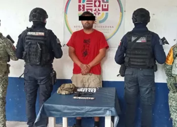 Luis Rey F. A. fue arrestado en Estación Almoloya tras asegurarle 16 envoltorios de posible metanfetamina y una réplica de arma.