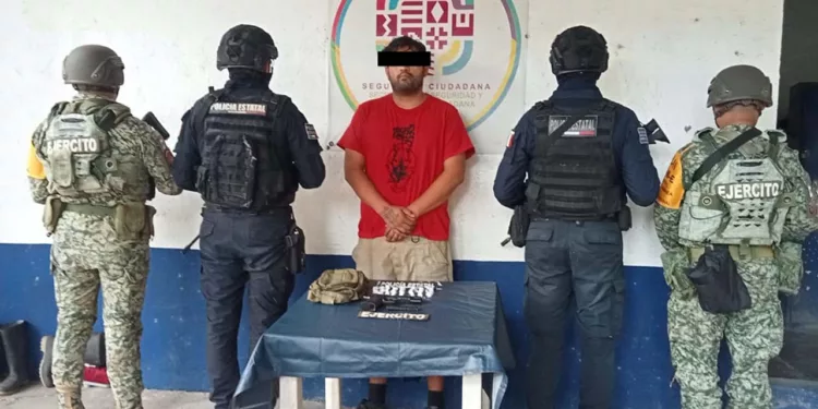 Luis Rey F. A. fue arrestado en Estación Almoloya tras asegurarle 16 envoltorios de posible metanfetamina y una réplica de arma.