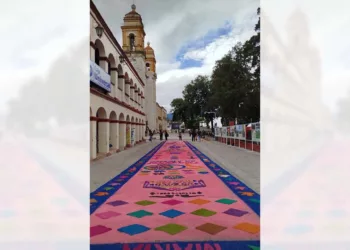 La elaboración de los tapetes forma parte de las expresiones culturales y religiosas que distinguen a Tlaxiaco.