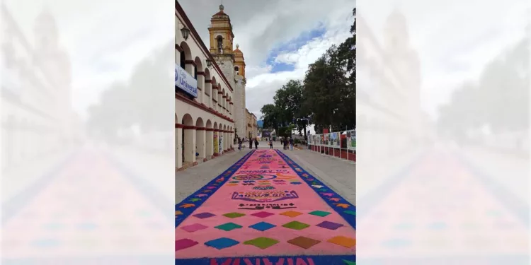 La elaboración de los tapetes forma parte de las expresiones culturales y religiosas que distinguen a Tlaxiaco.