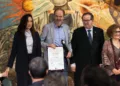 Juan Villoro recibió ayer el Premio Internacional Carlos Fuentes a la Creación Literaria en el Idioma Español 2026, de manos del rector de la UNAM,