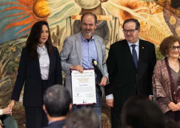 Juan Villoro recibió ayer el Premio Internacional Carlos Fuentes a la Creación Literaria en el Idioma Español 2026, de manos del rector de la UNAM,