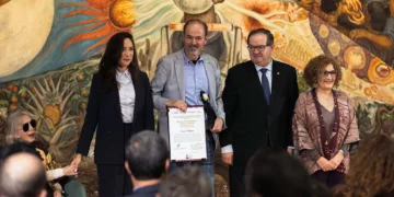 Juan Villoro recibió ayer el Premio Internacional Carlos Fuentes a la Creación Literaria en el Idioma Español 2026, de manos del rector de la UNAM,