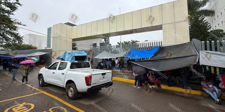 Foto: Adrián Gaytán // La protesta magisterial llegó a inmediaciones del Congreso de Oaxaca.