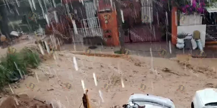 Foto: Tomada de video // La tromba que cayó la tarde del miércoles en el Fraccionamiento El Rosario.