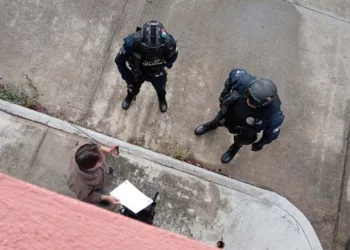 Foto: redes sociales // La “visita” de la policía municipal al domicilio de Horacio Corro.