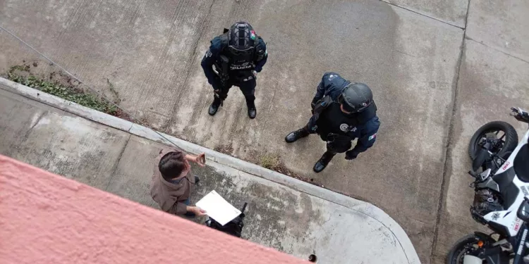 Foto: redes sociales // La “visita” de la policía municipal al domicilio de Horacio Corro.