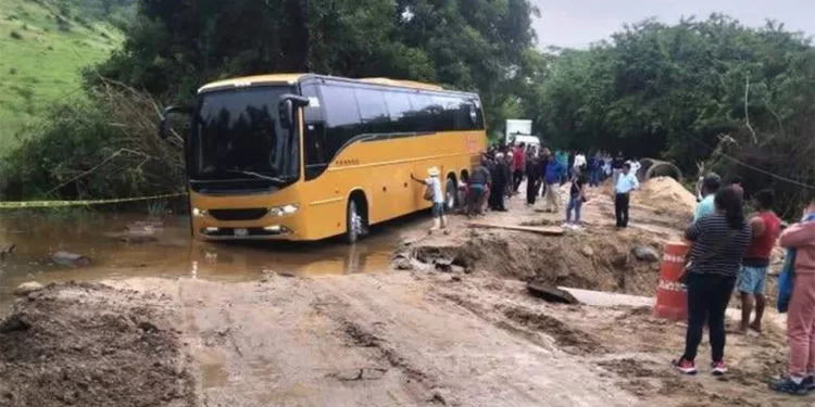 Carreteras destrozadas; negligencia de Cabien