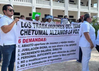 Las protestas de trabajadores por la crisis en el IMSS se multiplican. Este es el caso de Chetumal, Quintana Roo.