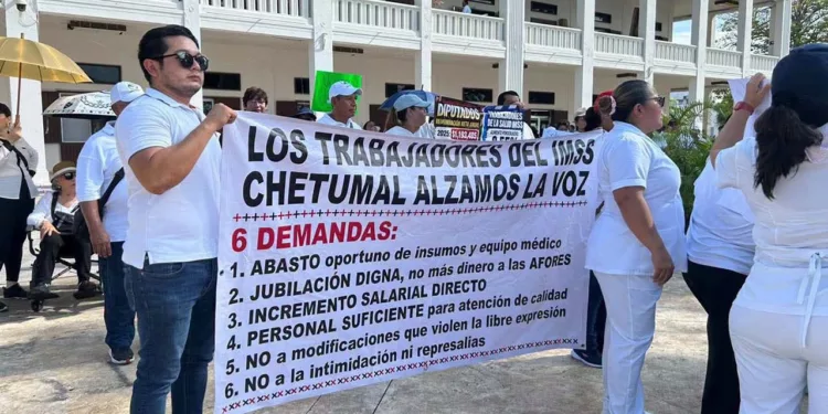 Las protestas de trabajadores por la crisis en el IMSS se multiplican. Este es el caso de Chetumal, Quintana Roo.