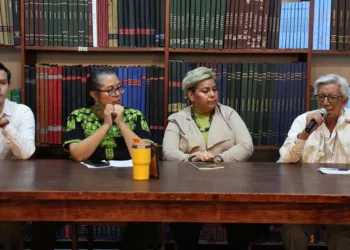 Las y los periodistas Yolanda Peach, Maricruz Martínez y Leandro Hernández Romero analizaron los desafíos que han enfrentado las mujeres.