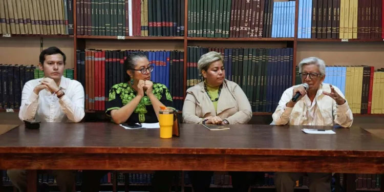 Las y los periodistas Yolanda Peach, Maricruz Martínez y Leandro Hernández Romero analizaron los desafíos que han enfrentado las mujeres.