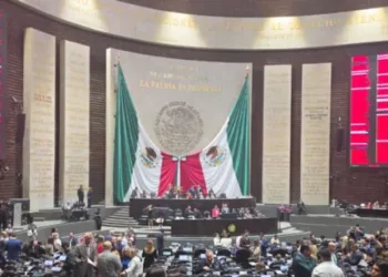 Golpe al bolsillo: Diputados aprueban aumentos en pasaportes, espacio aéreo y trámites