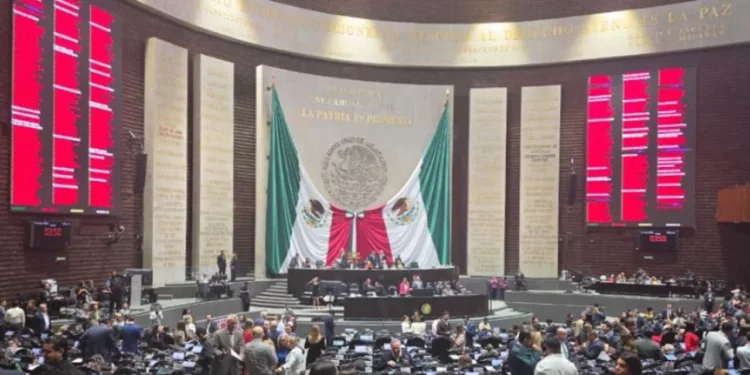 Golpe al bolsillo: Diputados aprueban aumentos en pasaportes, espacio aéreo y trámites