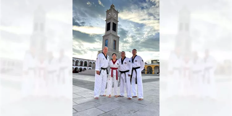 Manuel Jurado Malacara con destacados exponentes de las artes marciales en Tlaxiaco.