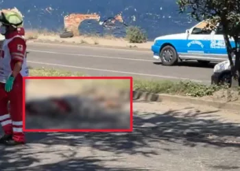Tráiler arrolla y mata a motociclista; conductor habría huido