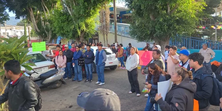 Foto: redes sociales // Manifestación de trabajadores en oficinas del Telebachillerato Comunitario del Estado de Oaxaca.