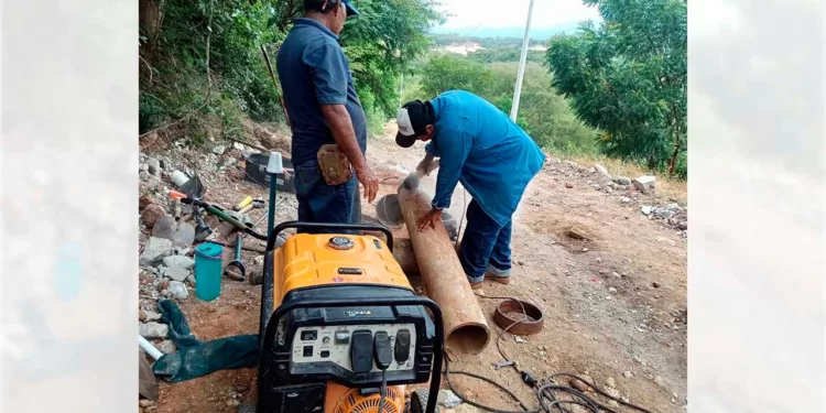 Foto: Municipio de Puerto Escondido // Maquinaria obsoleta y reparación rústica para intentar dotar de agua a Puerto Escondido.