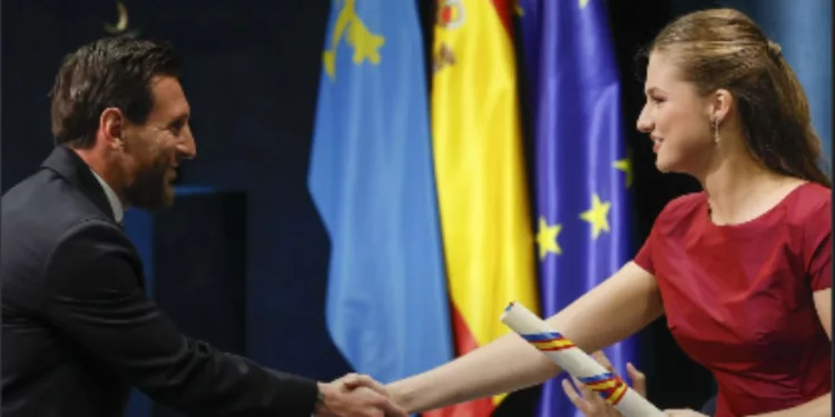 VIDEO | ¡Momento histórico! Lionel Messi es galardonado con el Premio Princesa de Asturias