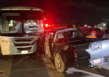 La camioneta Nissan Frontier quedó completamente compactada de la parte frontal tras estrellarse de frente contra el pesado camión de pasajeros en el paraje Casa Grande.