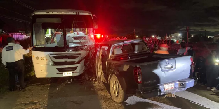 La camioneta Nissan Frontier quedó completamente compactada de la parte frontal tras estrellarse de frente contra el pesado camión de pasajeros en el paraje Casa Grande.