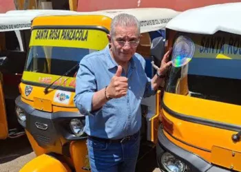 Noé Jara y la pega de “calcas” de la ASAEO en el mercado zonal de Santa Rosa el 26 de abril.