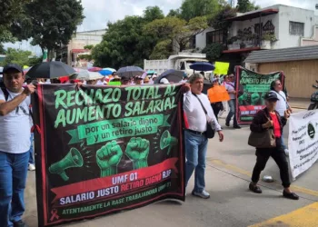 Foto: Zona Roja // Oaxaca se ha sumado a las demandas de trabajadores del IMSS que exigen ofrecer un servicio digno a la ciudadanía.