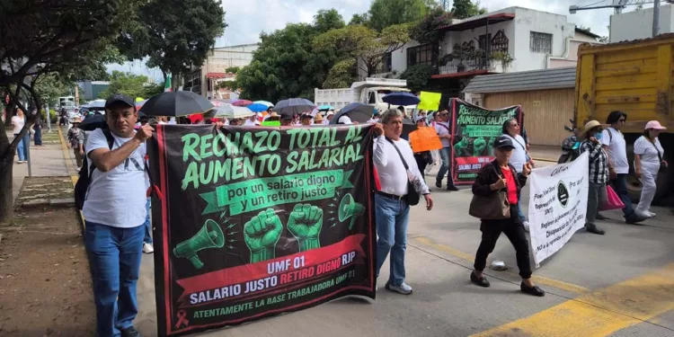 Foto: Zona Roja // Oaxaca se ha sumado a las demandas de trabajadores del IMSS que exigen ofrecer un servicio digno a la ciudadanía.
