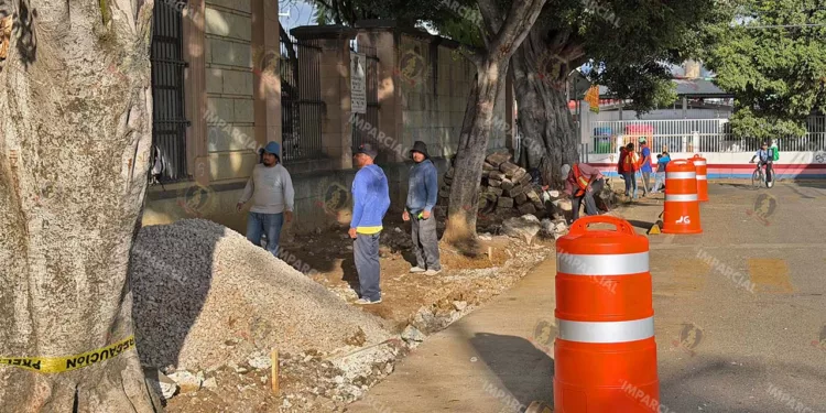 Foto: Adrián Gaytán // Trabajos de restauración de la acera en el Panteón General.