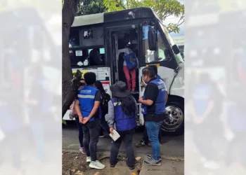 Foto: Gobierno de Oaxaca // Operativo para revisar la verificación en el transporte público.