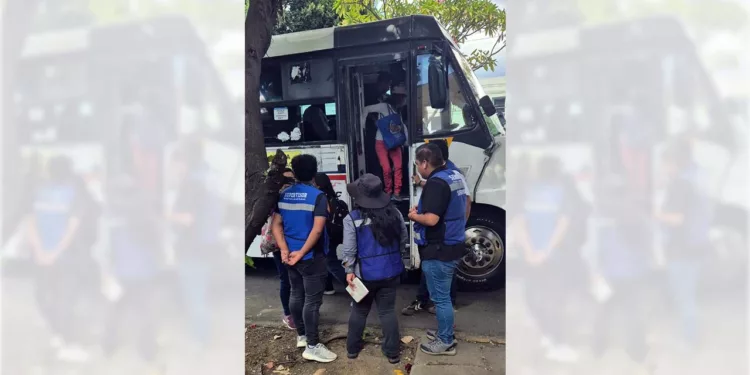 Foto: Gobierno de Oaxaca // Operativo para revisar la verificación en el transporte público.
