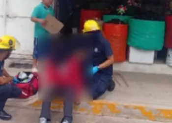 Paramédicos de Bomberos auxiliaron a la joven de 18 años, quien terminó lesionada.