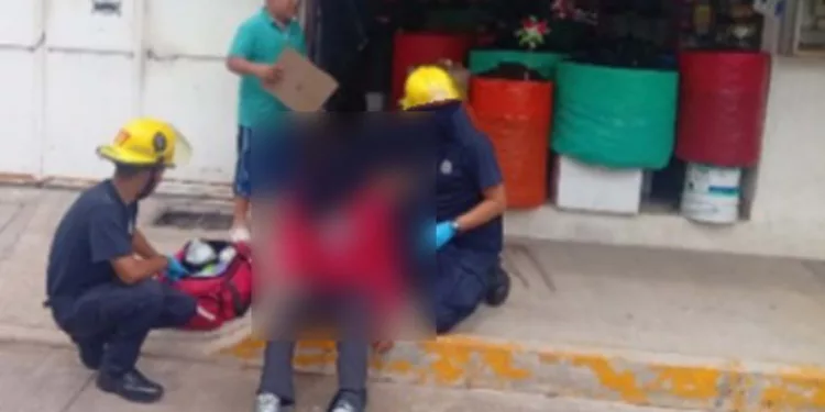 Paramédicos de Bomberos auxiliaron a la joven de 18 años, quien terminó lesionada.