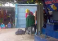 Paramédicos locales brindaron los primeros auxilios a la lesionada.