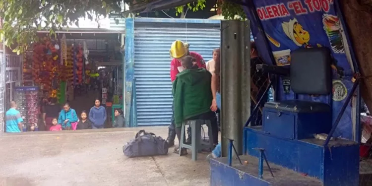 Paramédicos locales brindaron los primeros auxilios a la lesionada.