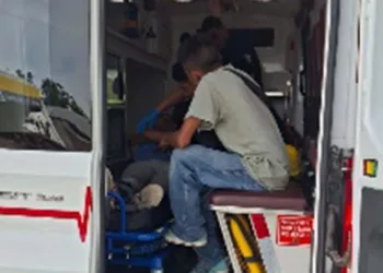Paramédicos atendieron a una mujer de 30 años y a un hombre de 38.