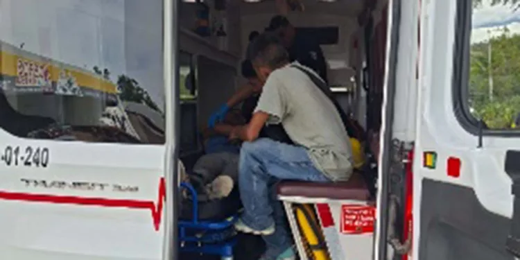 Paramédicos atendieron a una mujer de 30 años y a un hombre de 38.