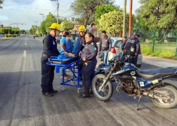 Paramédicos de Bomberos inmovilizaron y trasladaron al joven motociclista.
