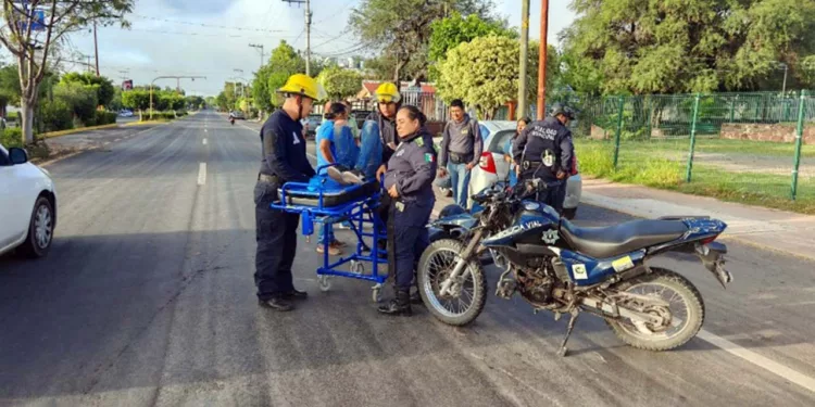 Paramédicos de Bomberos inmovilizaron y trasladaron al joven motociclista.