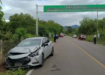 El trágico percance entre las dos unidades de motor ocurrió sobre la carretera local 34, justo en el arco de entrada a San Nicolás Hidalgo, un punto de constante tránsito en la región Mixteca.